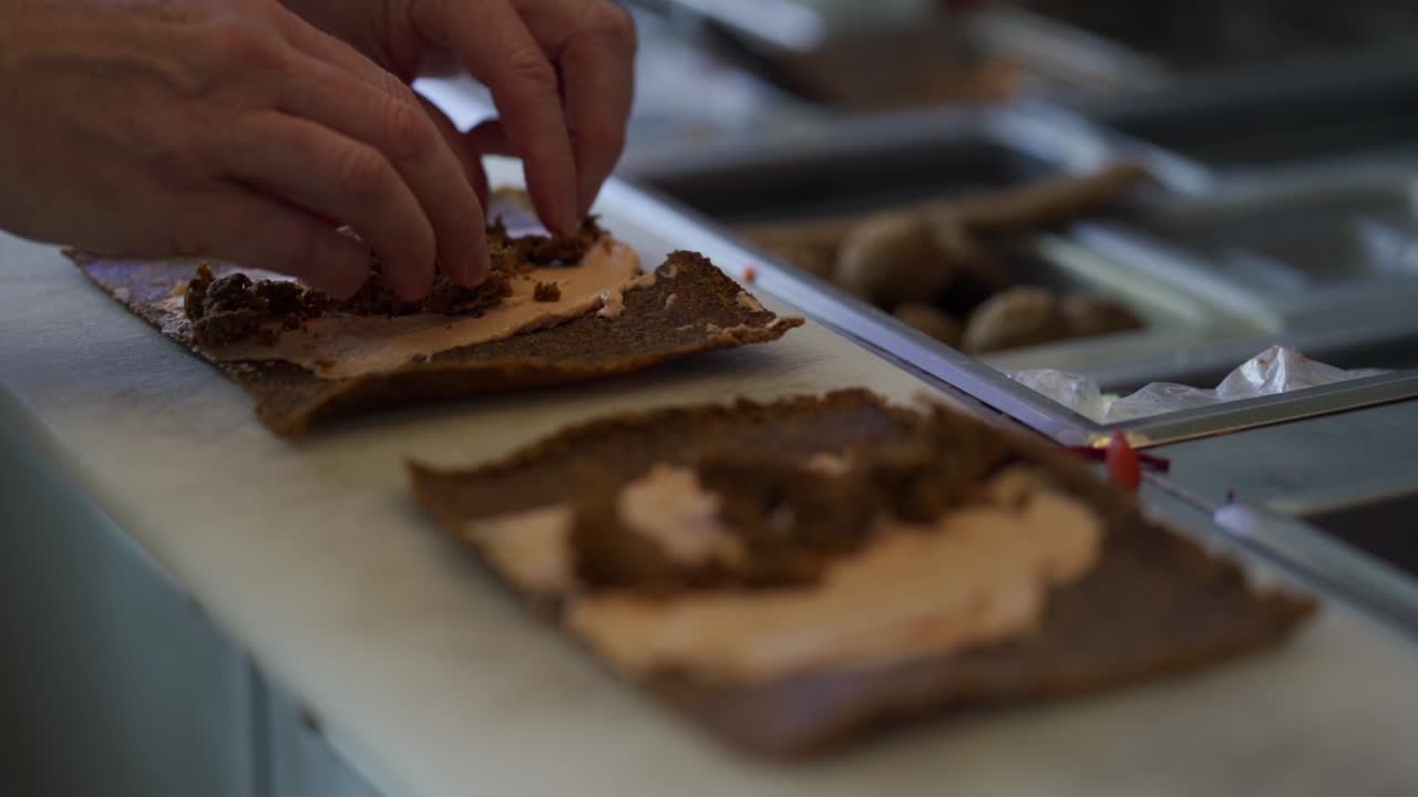 haciendo una envoltura cruda en cámara lenta