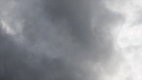 uma tempestade que estava ocorrendo em uma nuvem cinza em movimento