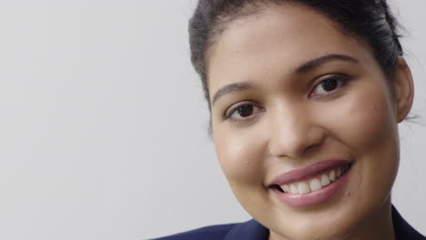 retrato de una hermosa mujer joven sonriendo feliz disfrutando del éxito joven satisfacción femenina hispana aislada sobre un fondo blanco