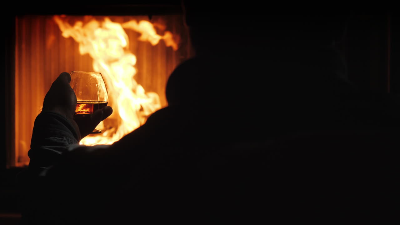 벽난로 옆에 앉아 코냑 맛보기