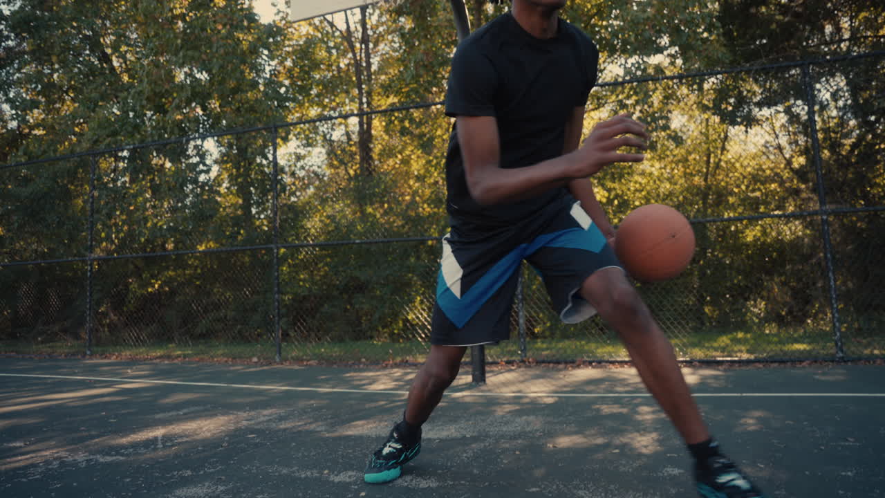 hombre jugando al baloncesto al aire libre