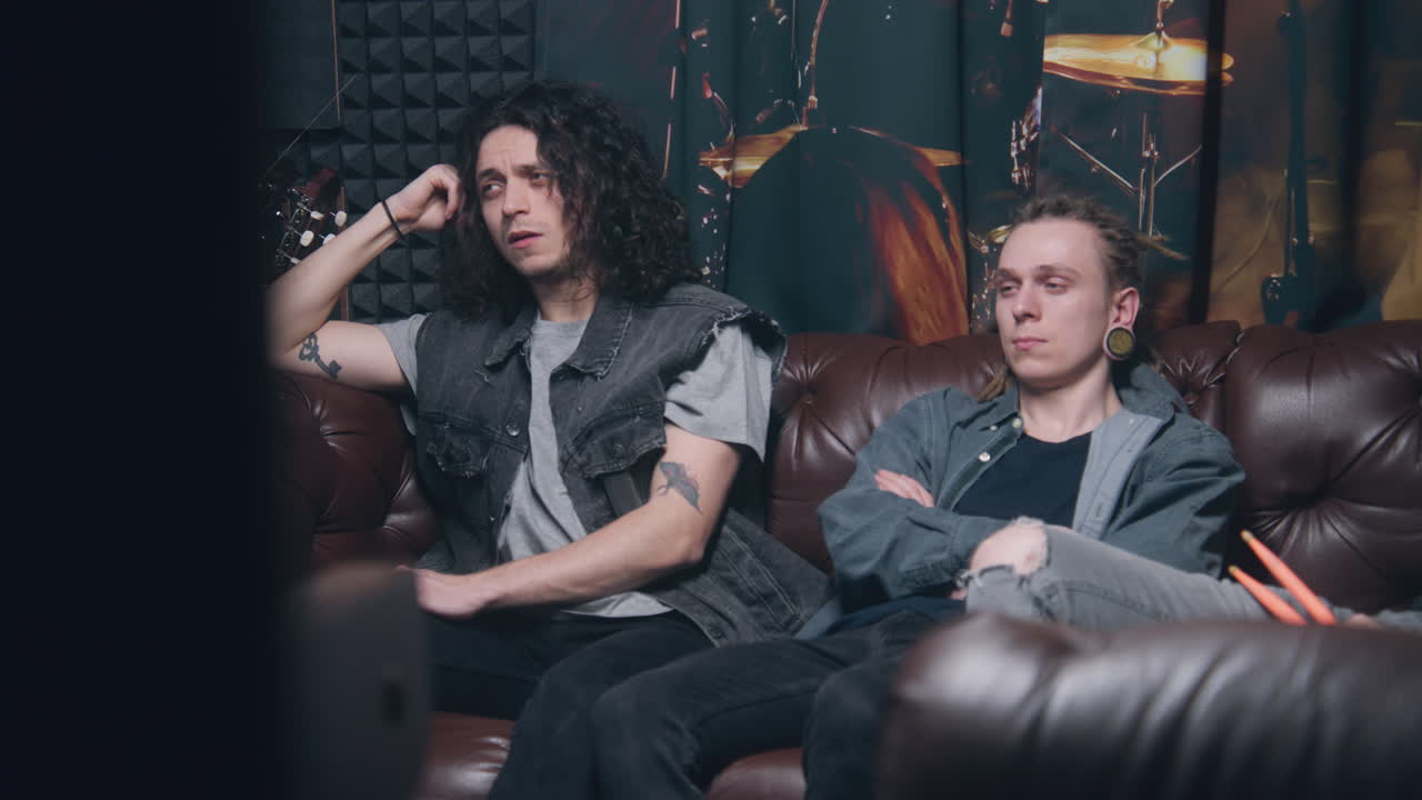 artistas masculinos escuchan canciones listas en un estudio de grabación de sonido