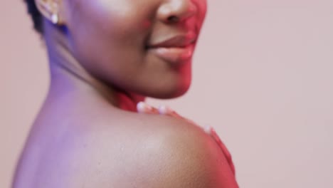 mujer afroamericana feliz con cabello oscuro corto en luz azul y rosa, cámara lenta
