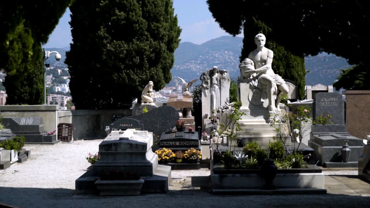 동상과 기념비가 있는 묘지