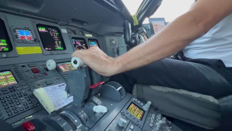 Vista-Cercana-De-Los-Controles-De-Vuelo-Del-Jet-Y-Los-Aceleradores-Del-Motor-Mientras-El-Copiloto-Está-Aterrizando