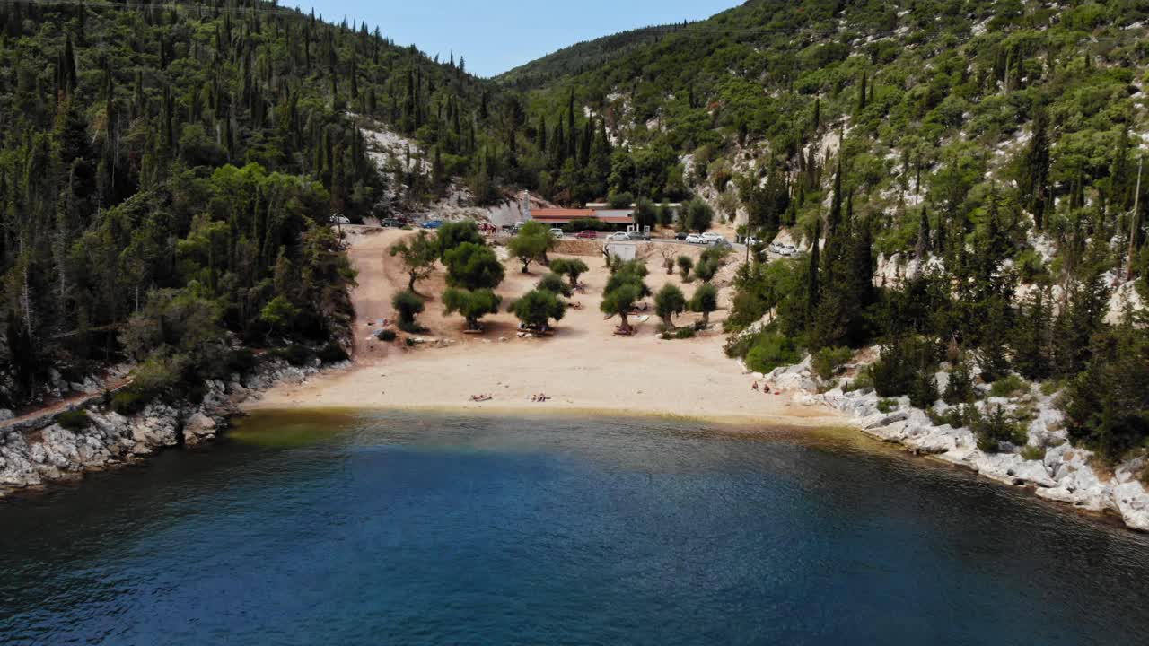 vehículo estacionado en una pequeña taberna en foki beach, cefalonia, grecia