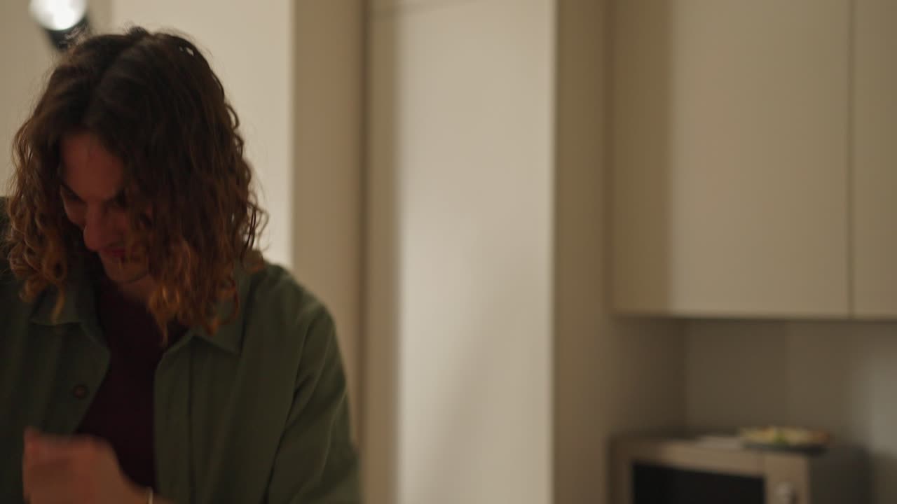 Homem dançando na cozinha