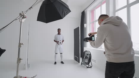 Professionelle-Fotosession-Eines-Afroamerikanischen-Fußballfotografen-Fotografiert-Den-Champion