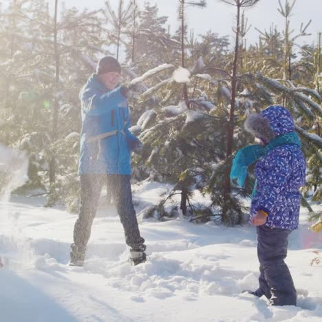 Mutter-Und-Kinder-Spielen-Im-Schnee-Herum