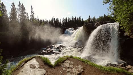 la cascada de ristafallet en la parte occidental de jamtland está catalogada como una de las cascadas más hermosas de suecia.
