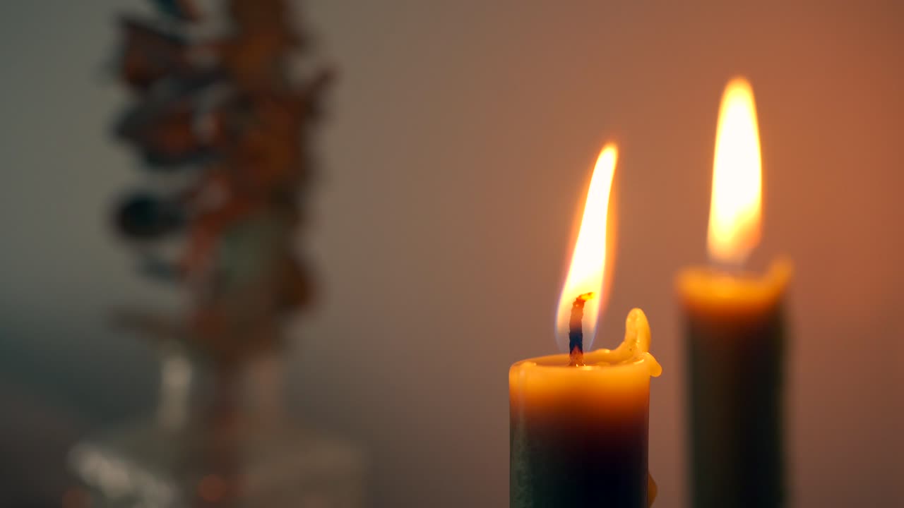 Rustikální noční stolek s knihami a dekoracemi