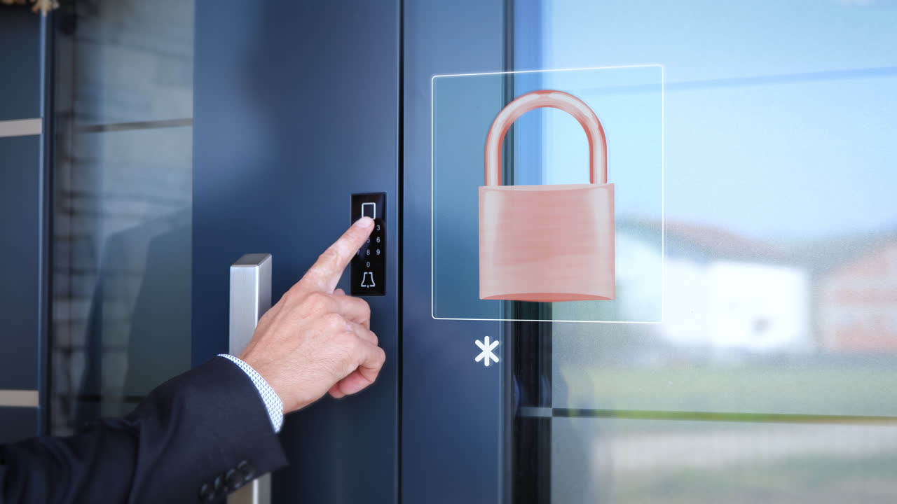 un hombre cerrando la puerta de la casa con una cerradura inteligente de bloqueo automático