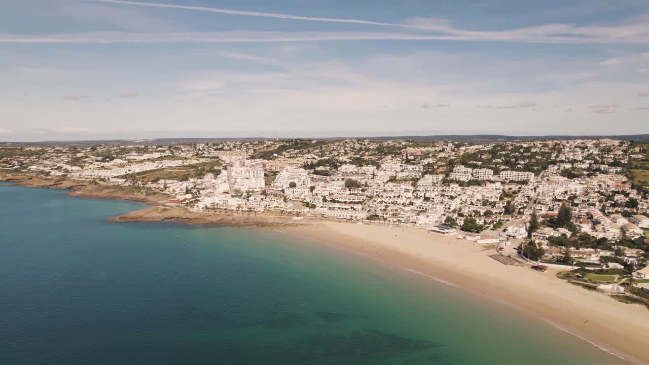 paisaje idílico de praia da luz en la costa del algarve, cerca de lagos - amplia antena