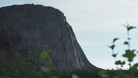 Montaña-Segla-Vista-Desde-El-Monte-Hesten-En-La-Isla-Senja,-Noruega---Amplia