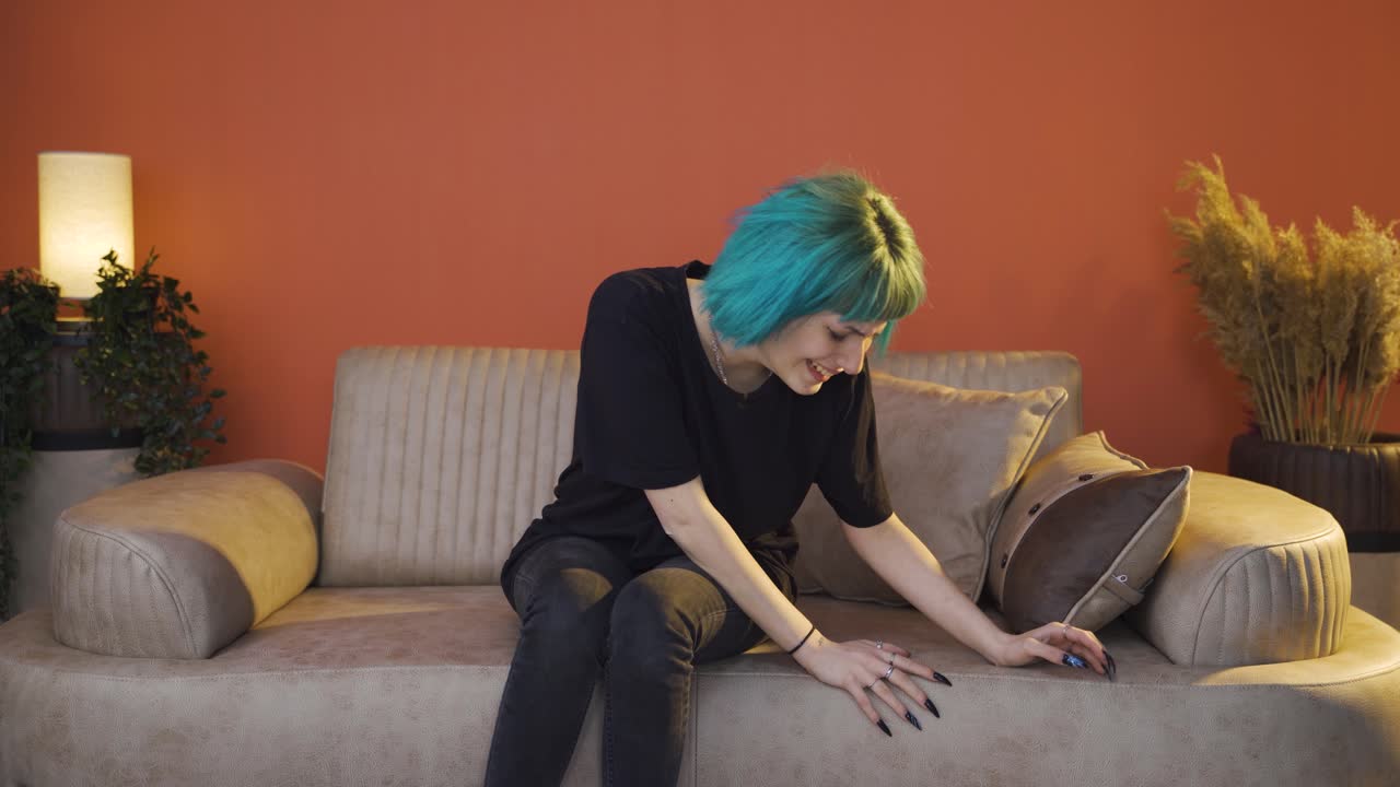 la joven acostada en el sofá está llorando.