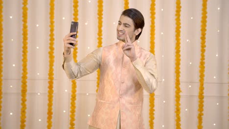 hombre indio tomando selfies en el festival