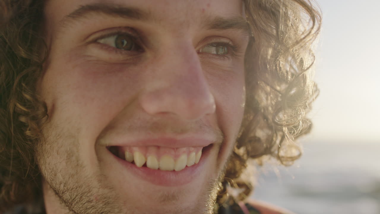 atractivo joven retrato de un chico lindo sonriendo relajado mirando a la cámara disfrutando de un estilo de vida feliz