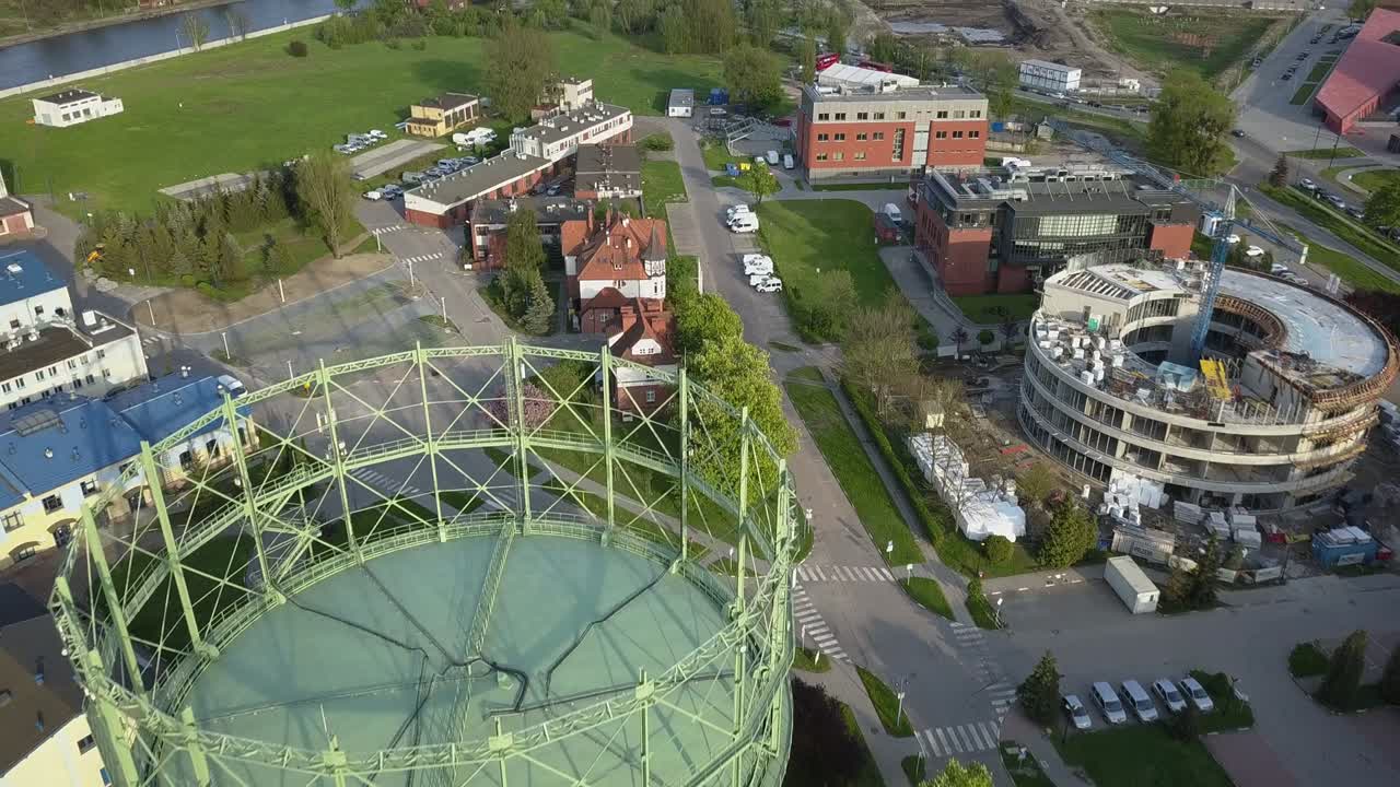 산업 도시 지역 및 둥근 가스 창고 건물의 안테나