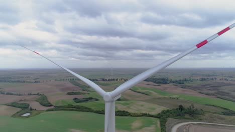 Primer-Plano-Que-No-Gira-Un-Gran-Molino-De-Viento-En-Un-Parque-Eólico-Cerca-De-Kwidzyn,-Polonia---Toma-Aérea-De-Drones