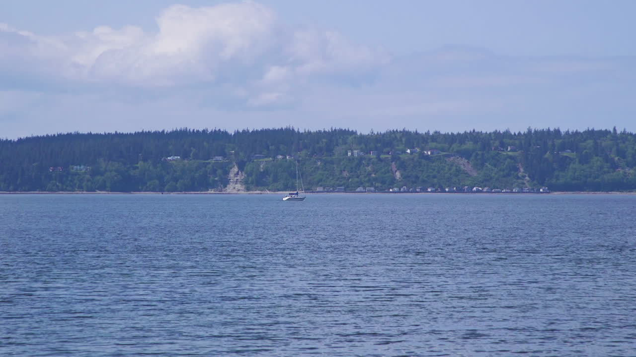 카마노 아일랜드 주립 공원, 워싱턴 주 10초-24fps 슬로우 모션에서 해변을 지나는 먼 범선