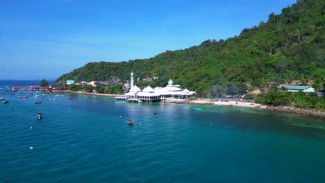 Mezquita-Blanca-Islámica-En-La-Playa-En-La-Isla-Perhentian