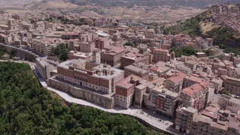 Vista-Aérea-De-La-Ciudad-De-Enna-Sobre-Una-Roca-Durante-El-Día,-Sicilia,-Italia