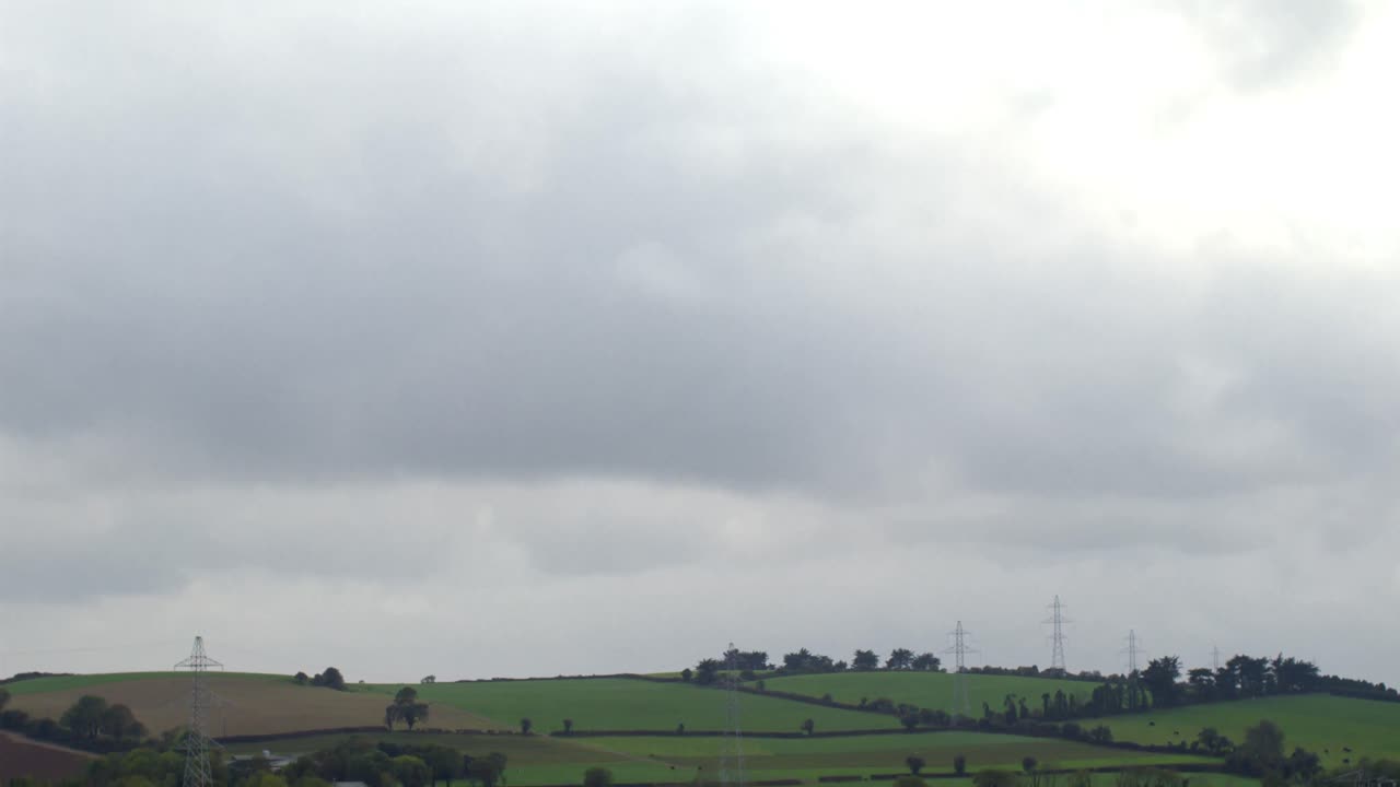 un tiro pacífico de campos verdes y tranquilos