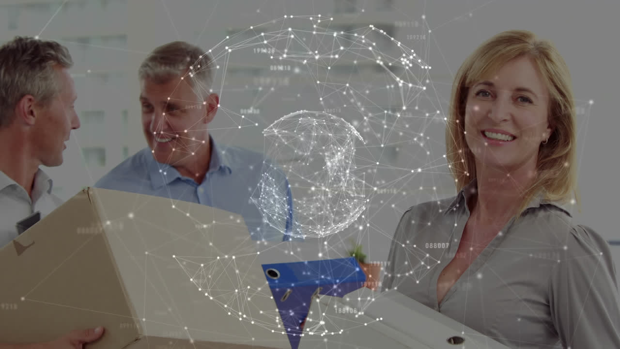 глобальная сеть связей против бизнесменки, держащей документы, улыбающейся в офисе.