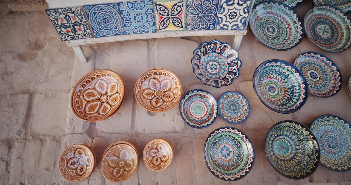 Piatti di argilla nella fortezza di Khiva, Uzbekistan, Ichan Kala. Venditori ambulanti a Khiva