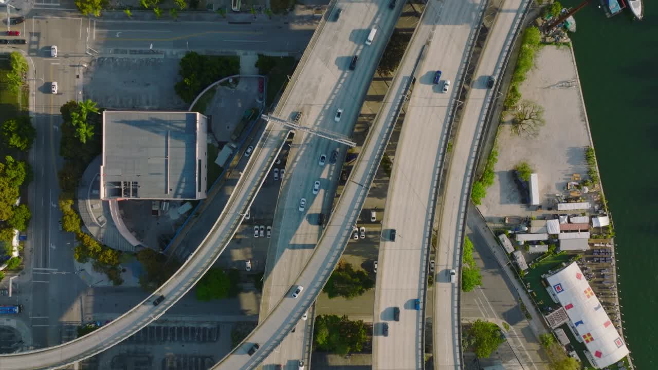 도시의 다단계 및 다단계 고속도로 교차로 위를 날아갑니다. 교통의  ⁇  다운  ⁇ 입니다. 마이애미, 미국