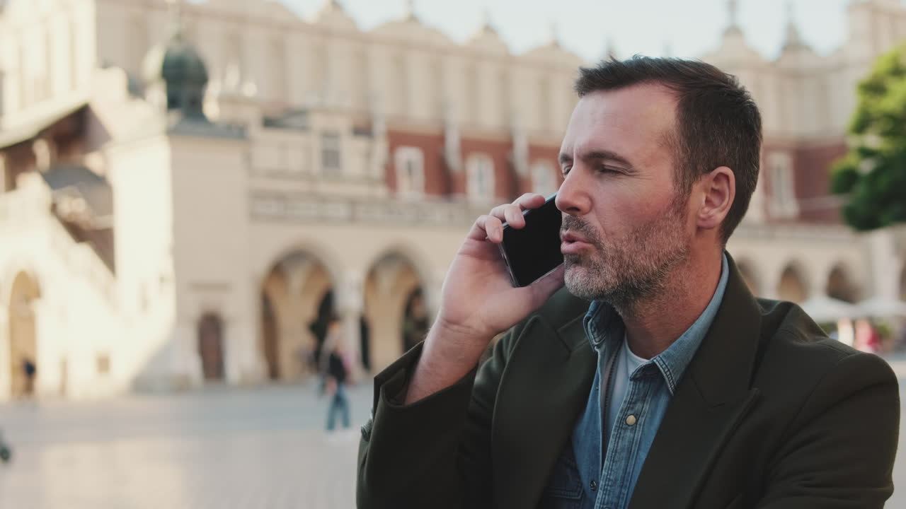 Man talking on the phone in the city