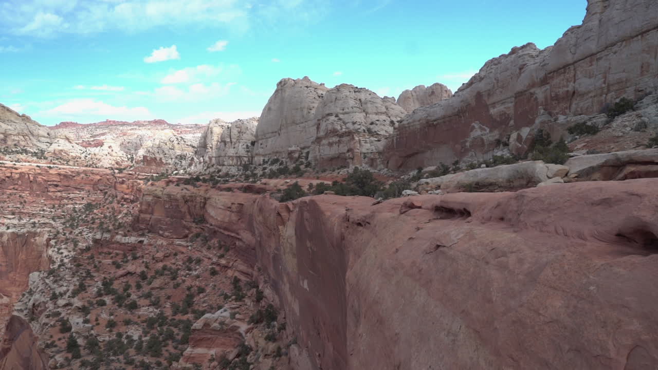 Mesa del Parco Nazionale di Capitol Reef, Utah USA, abisso sotto una ripida formazione di arenaria, ripresa "tilt up" a pieno formato.