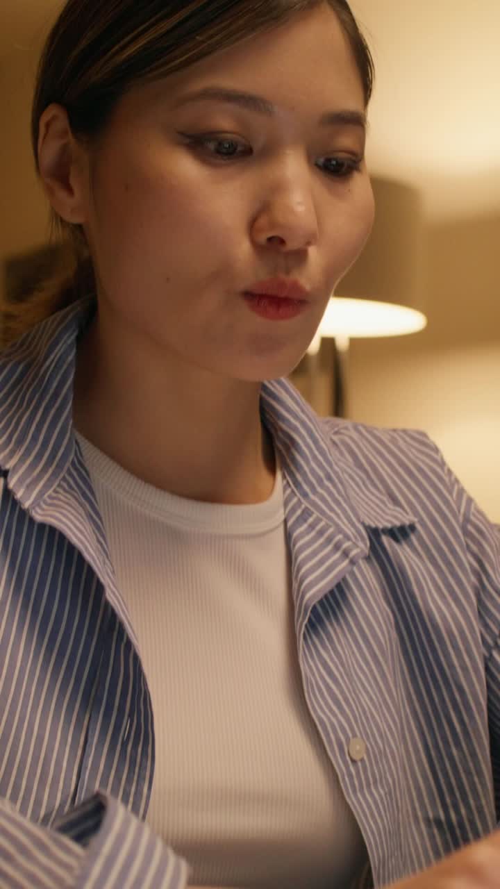 노트북에서 일하는 여자