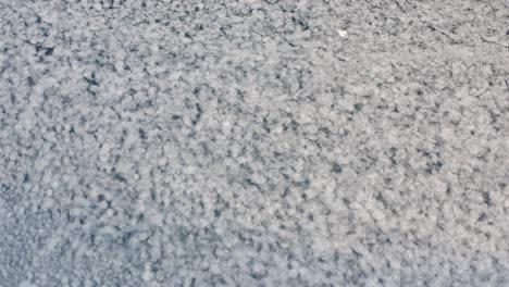 laguna glacial con hielo flotante en la parte superior. ojo de pájaro. hielo agrietado en movimiento