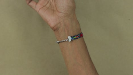 Primer-Plano-Del-Brazo-De-Un-Hombre-Que-Lleva-Una-Pulsera-Lgbt-Hecha-Con-Cuentas