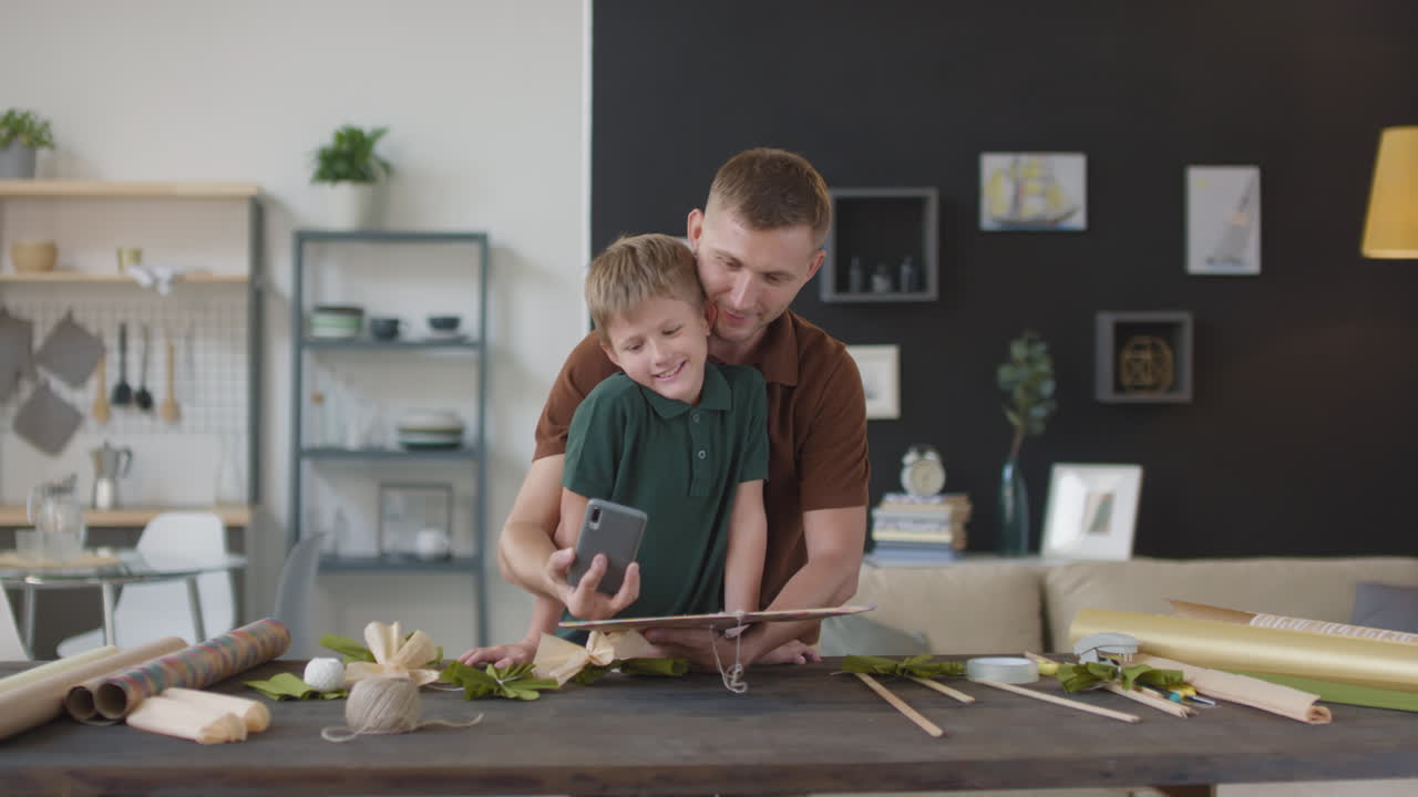 padre e hijo haciendo artesanía juntos
