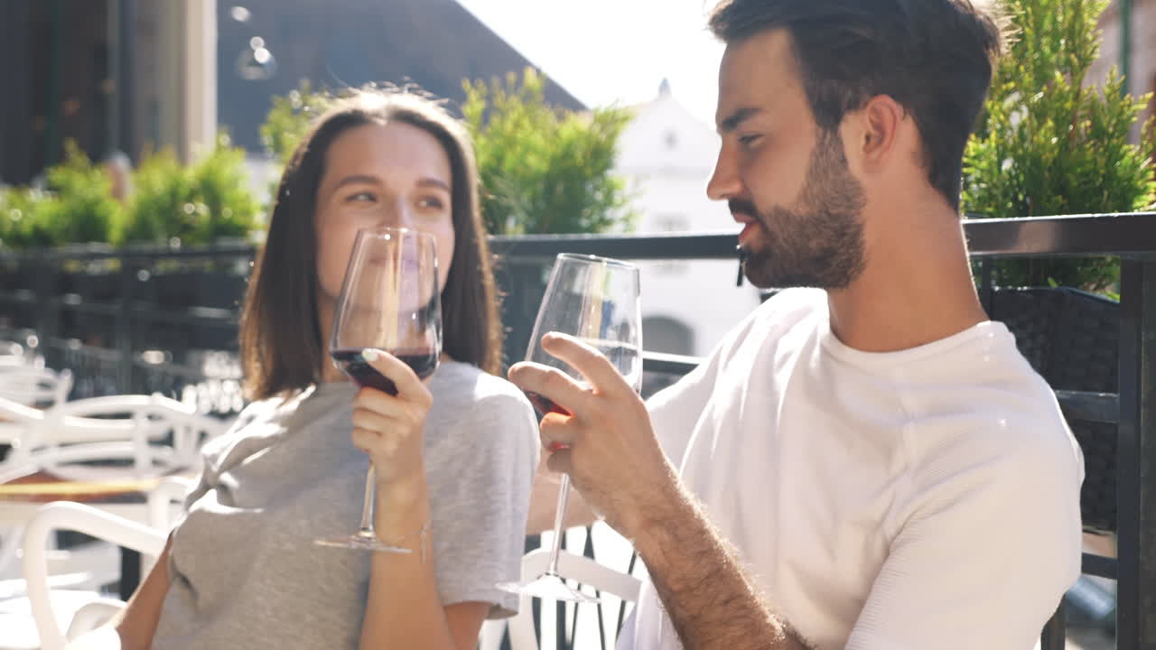 Coppia che gusta vino in un caffè all'aperto