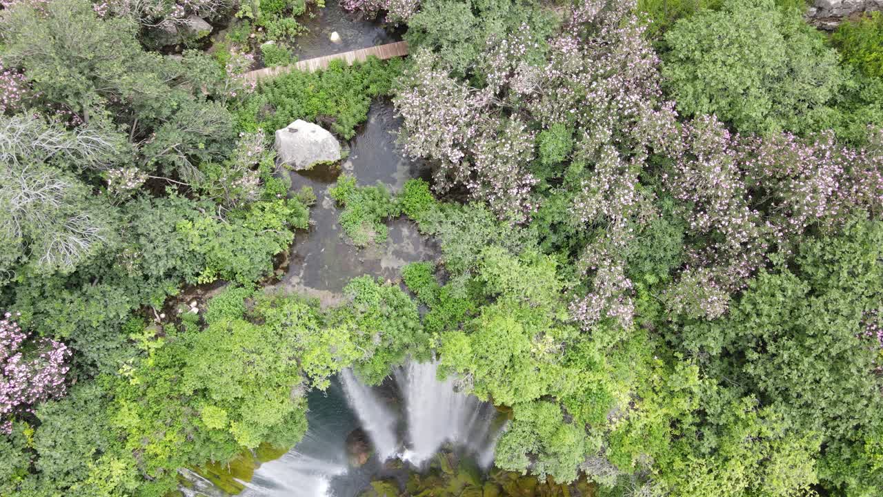Cascada Fluyendo Vista Aérea
