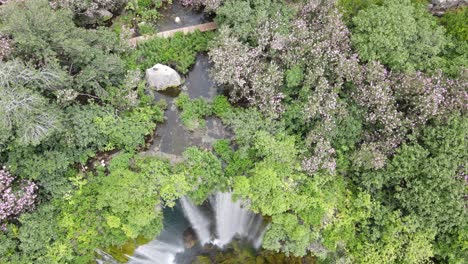 una cascada que fluye vista desde arriba