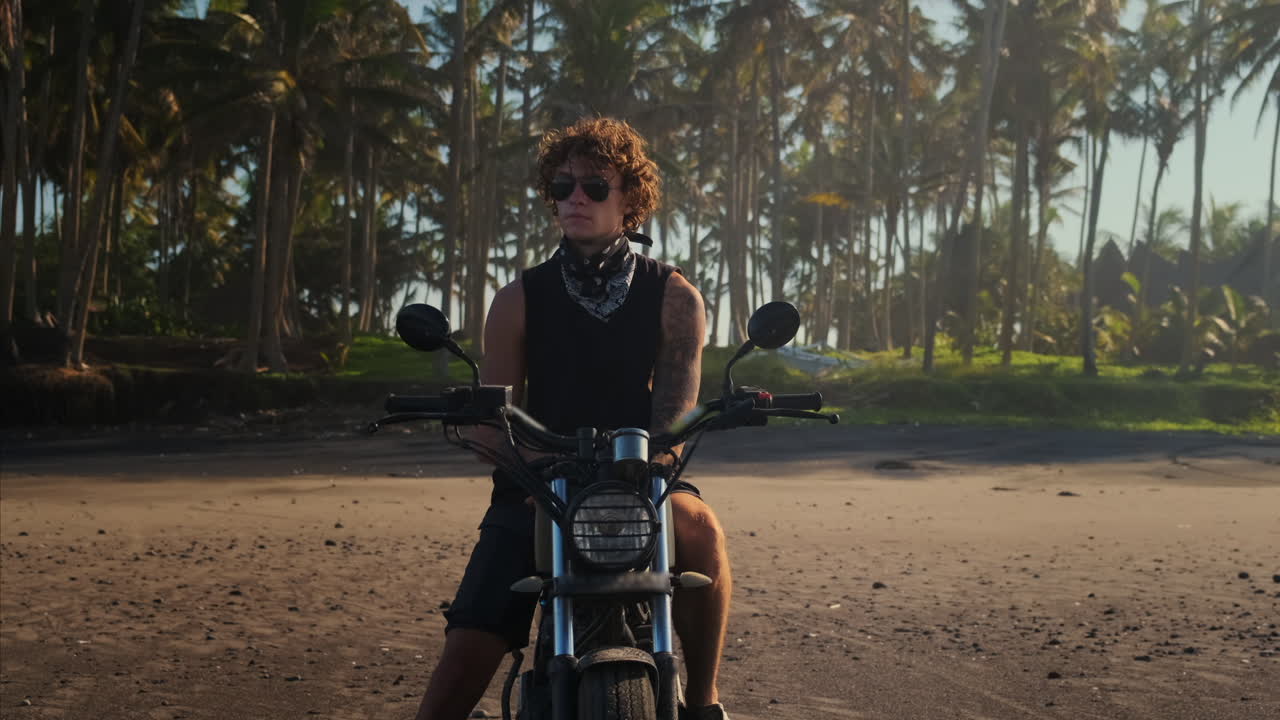 hombre en motocicleta en una playa tropical