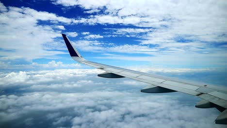 vista de nubes celestiales desde las ventanas del avión