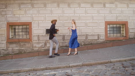 pareja interracial bailando salsa en el casco antiguo calle 12