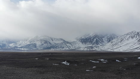 Wolken-über-Der-östlichen-Gebirgskette-Der-Sierra-Nevada-Nach-Einer-Schneewehe-In-Kalifornien,-USA