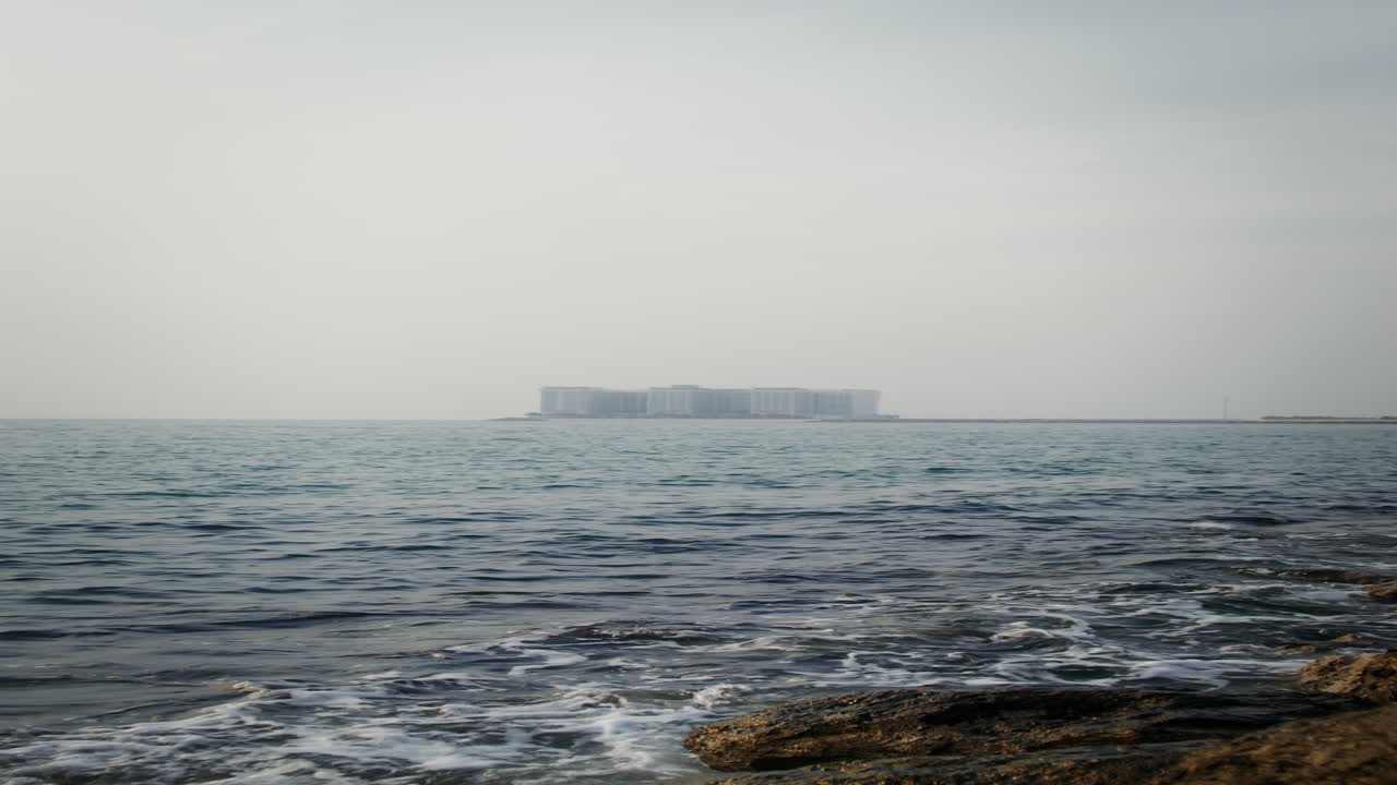 멀리 건물과 함께 해안 풍경