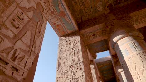 hiéroglyphes colorés sur le toit du temple habu à louxor, egypte