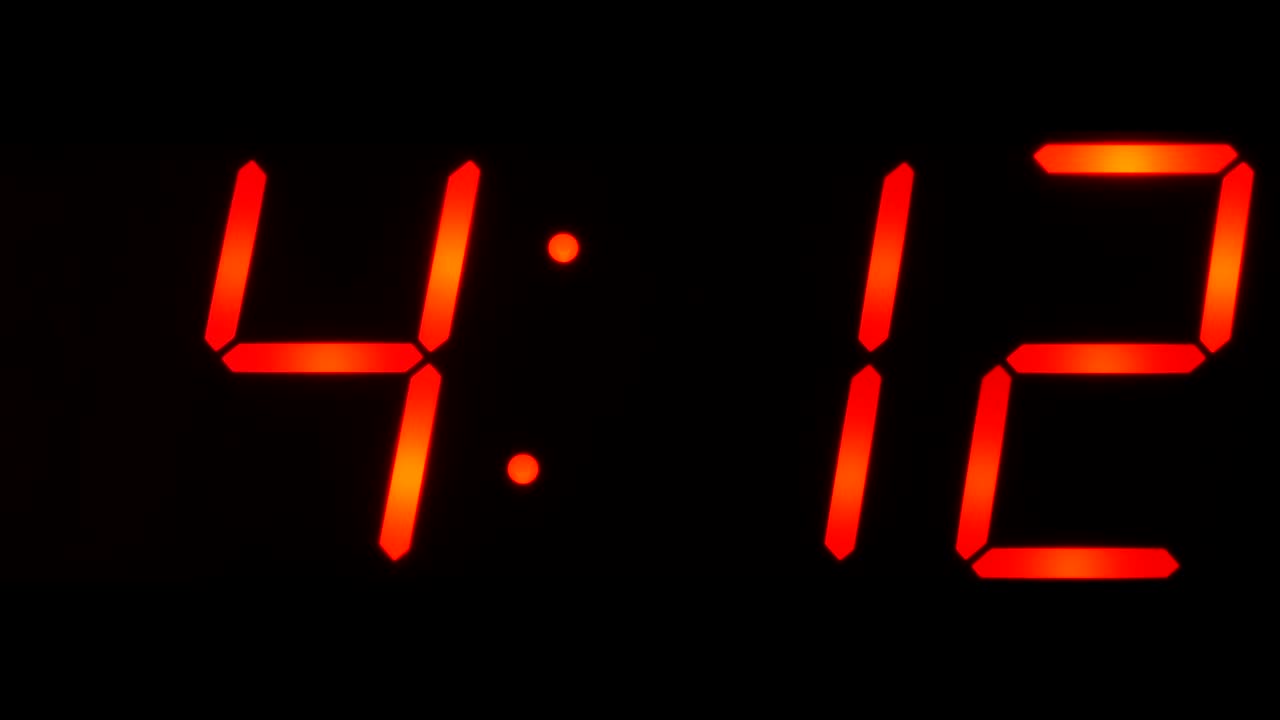 hora que se muestra entre las 04:00 y las 04:59 en el gran reloj digital
