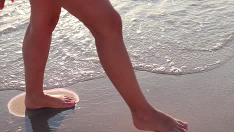 Mädchen-Spaziert-Im-Seichten-Wasser-Des-Meeres-An-Einem-Sandstrand