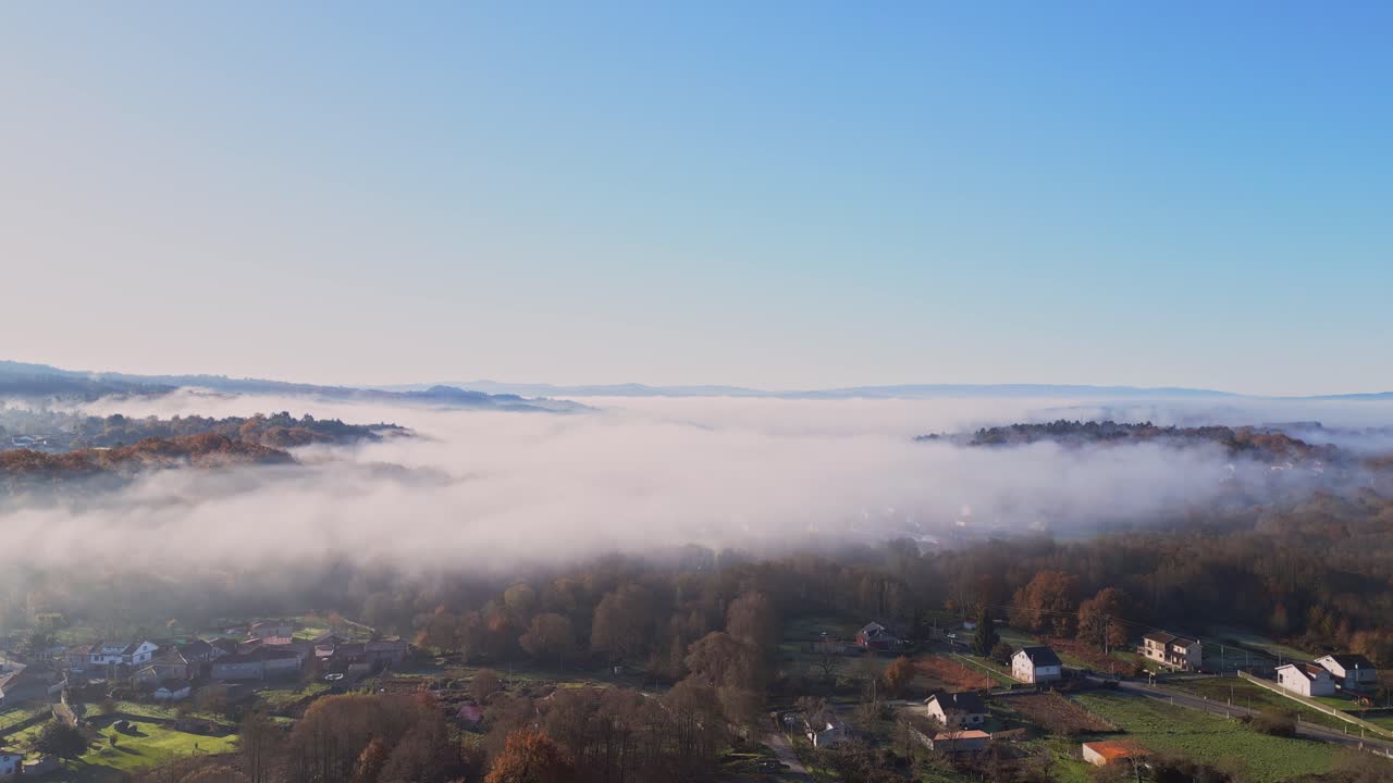 안개가 가득한 계곡 풍경