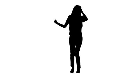 silueta de una mujer bailando divirtiéndose