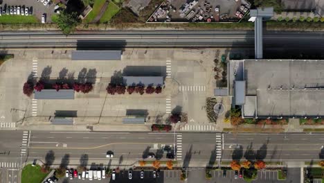 vista superior de los vehículos que circulan por la autopista del pacífico suroeste junto a la estación de lakewood en washington, ee.uu.